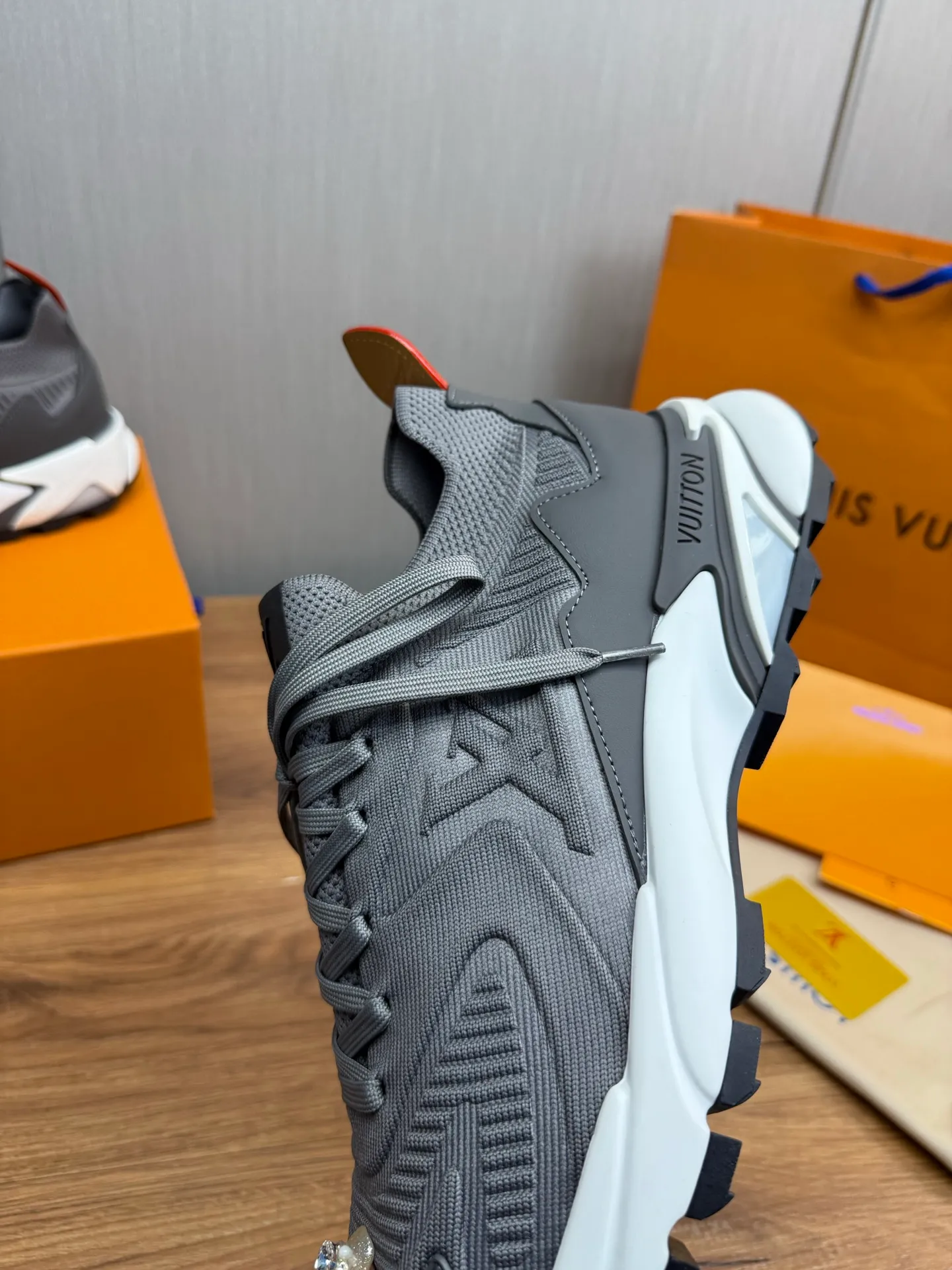 Men's Men's Shoes 580💰 🌈LV | Louis Vuitton 2025 LV Louis Vuitton L House Donkey Brand Latest Olympia Series Couple Style Silver Horn King Casual Sports Shoes Running Shoes This LV Olympia sports shoe combines mesh fabric and metallic synthetic leather and other technical fabrics to reinterpret the classic running shoe design with a neat and simple design. Lightweight EVA outsole provides a stretchy fit. Rich details such as Monogram embossing and LV letters establish recognition. Exquisite packaging at the delivery counter 🛍📦 ▪️Fabric: original imported technical fabric + mesh ▪️Inner lining: original customized breathable mesh ▪️Sole: original molded rubber foam material ▪️Sole thickness: 3.5CM ▪️Size: 38-44 yards